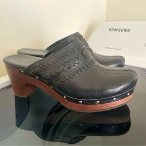 Ugg Australia "Vivica"  SN1952 Black Leather Studs Clog Women's Sz 6